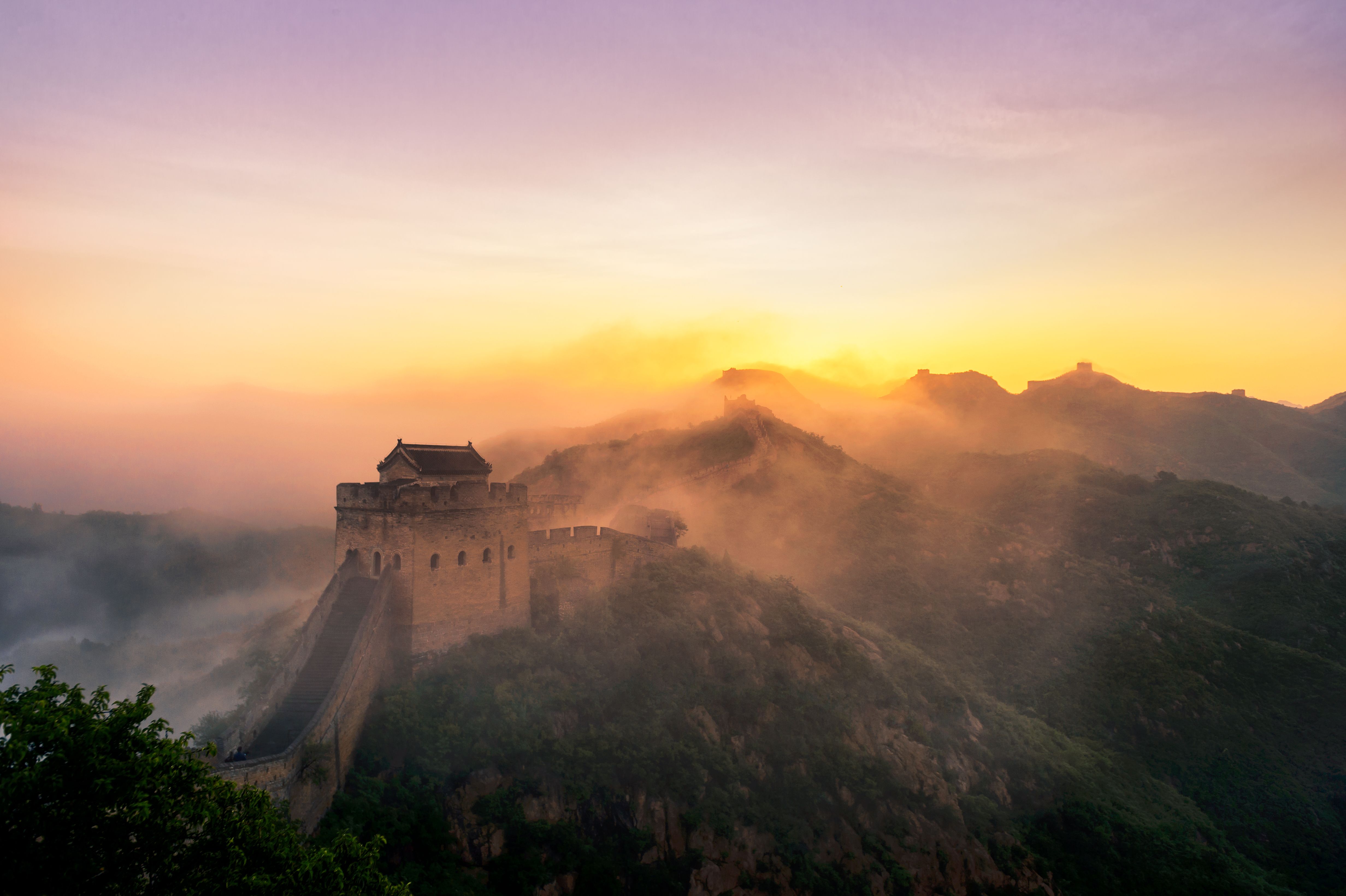 Voyage en Chine - Brume sur la Grande muraille de Chine au lever du soleil