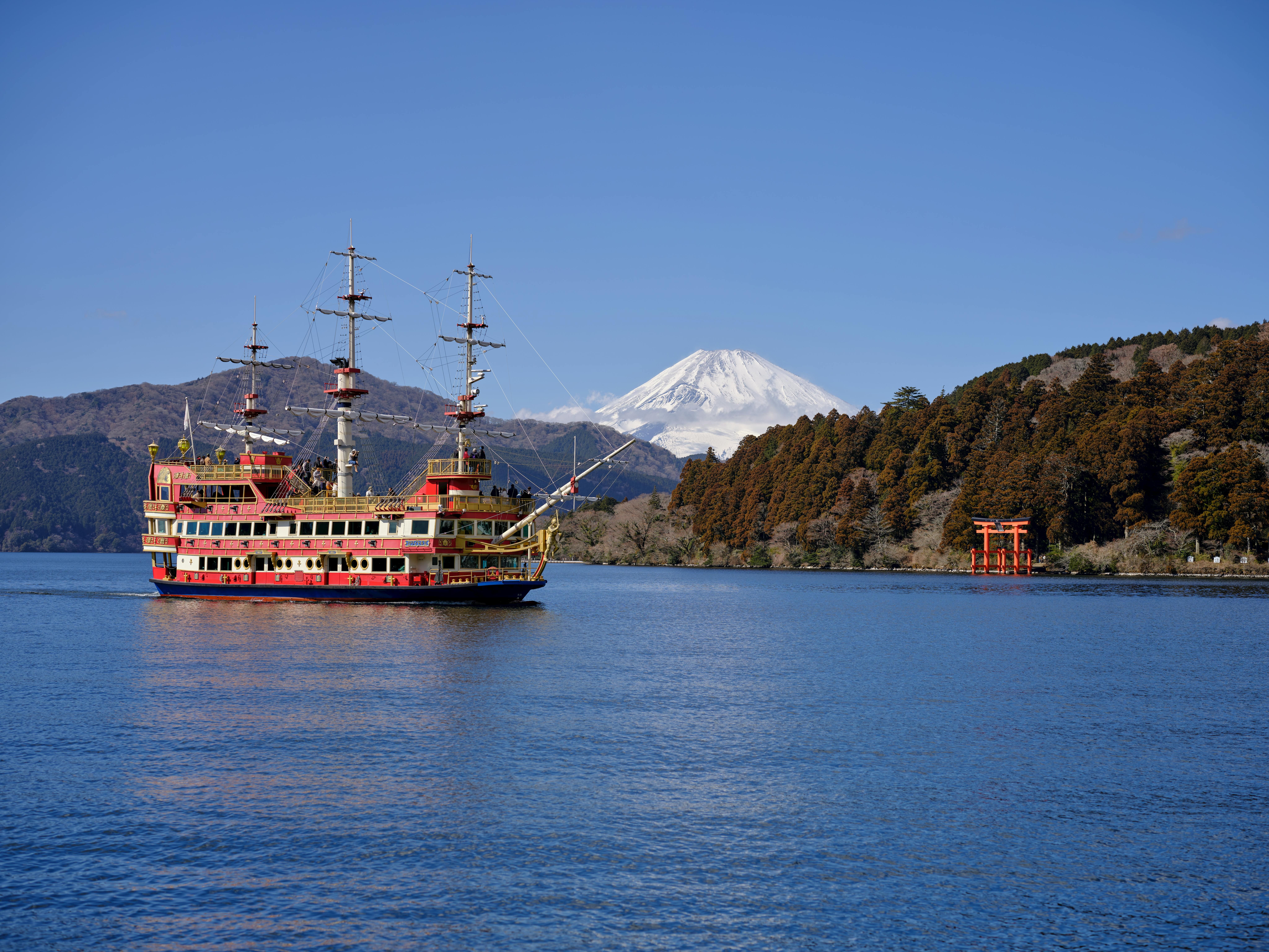 Vue sur le mont Fuji avec le bateau pirate et le torii de Hakone