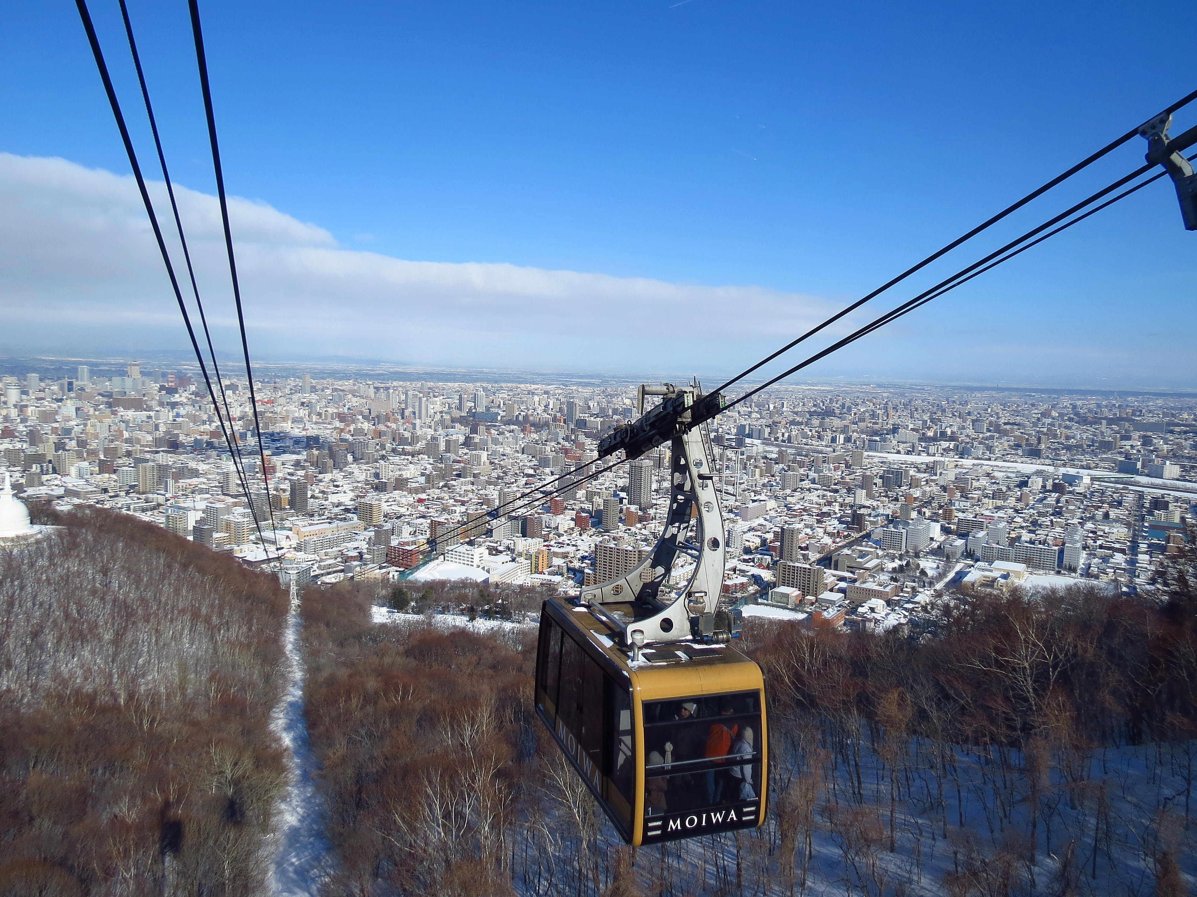 Voyage au Japon - Téléphérique montant au sommet du mont Moiwa offrant une vue panoramique sur la ville de Sapporo, à Hokkaido Voyage Japon - Téléphérique montant au sommet du mont Moiwa offrant une vue panoramique sur la ville de Sapporo à Hokkaido.