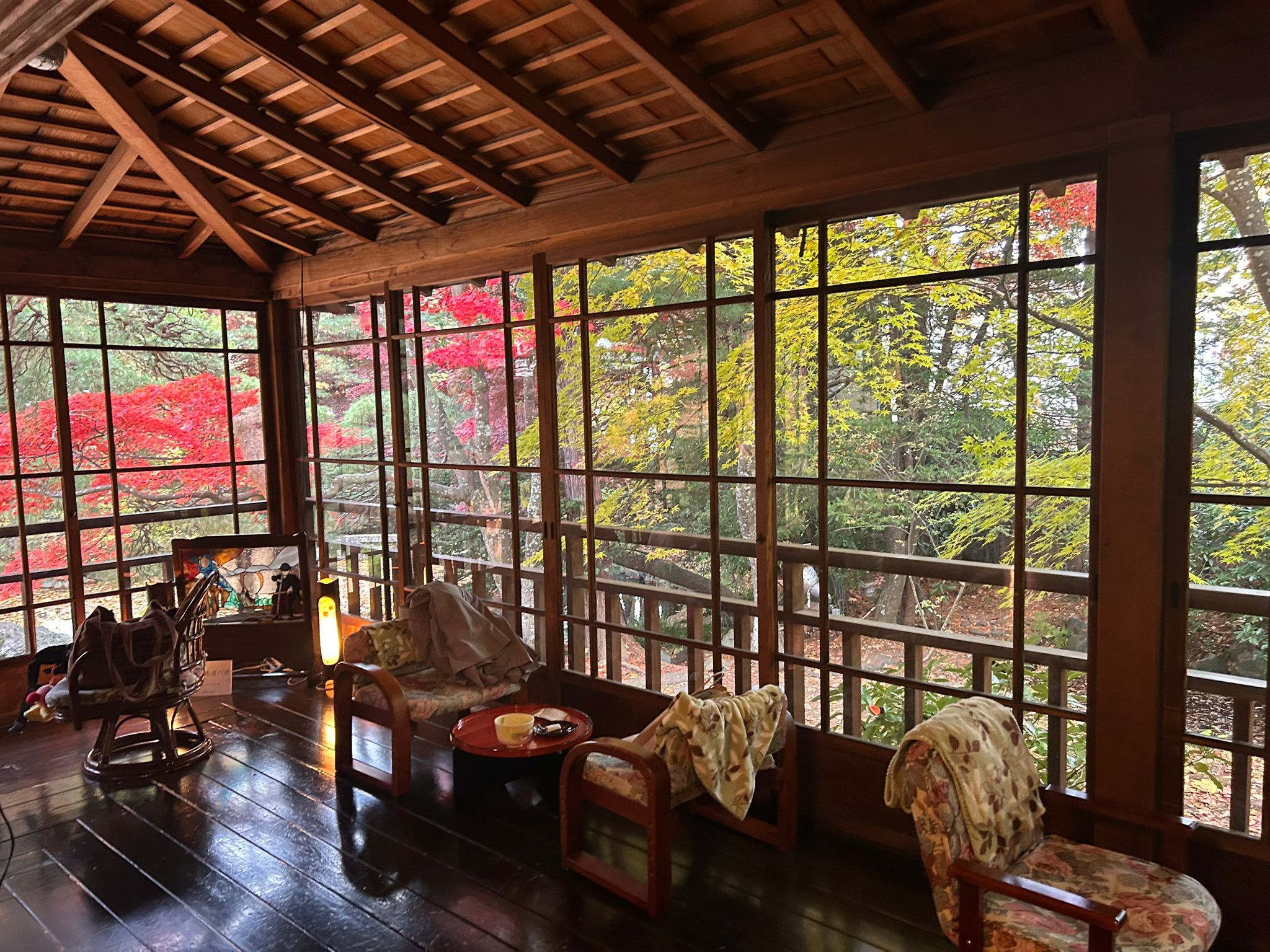 Pièce de la deumeure Nanshoso à Morioka avec les érables momiji