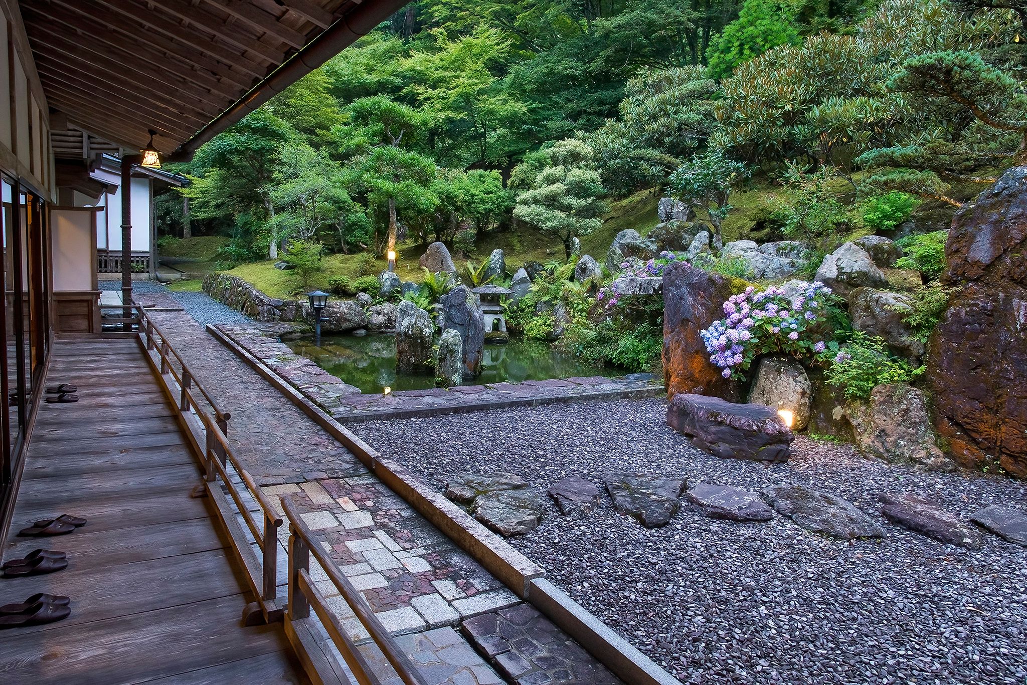 Vue sur le jardin d'un shukubo depuis l'entrée des chambres