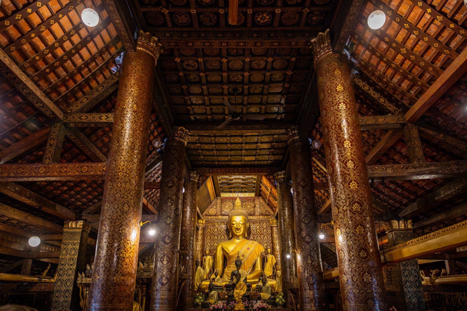 Voyage au Laos — L'intérieur du Wat Xieng Thong, temple emblématique de Luang Prabang au Laos
