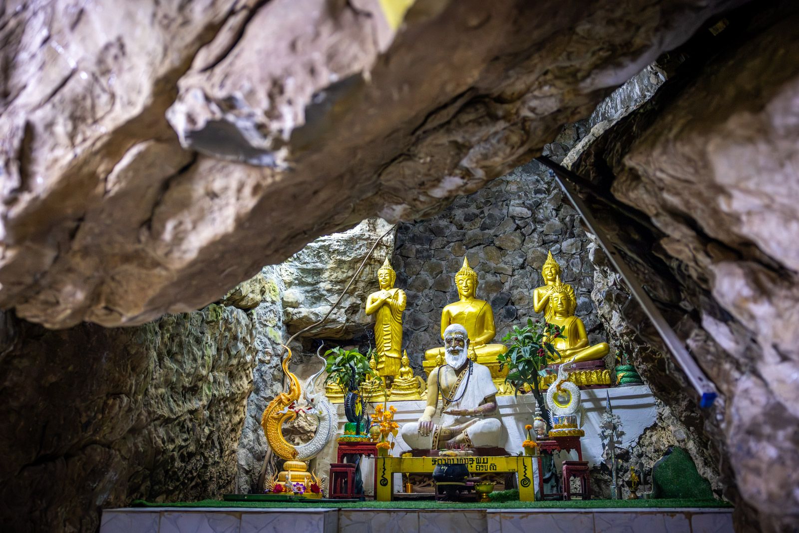 voyage-laos-wat-tham-phousi-entree-grotte-temple-shanti-travel.jpg