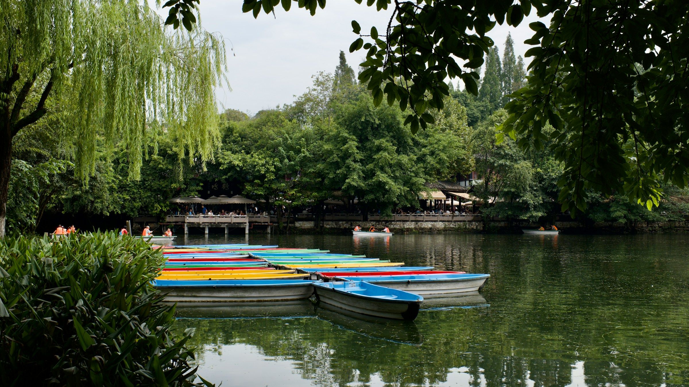 Barques colorées sur un fleuve dans le Sichuan