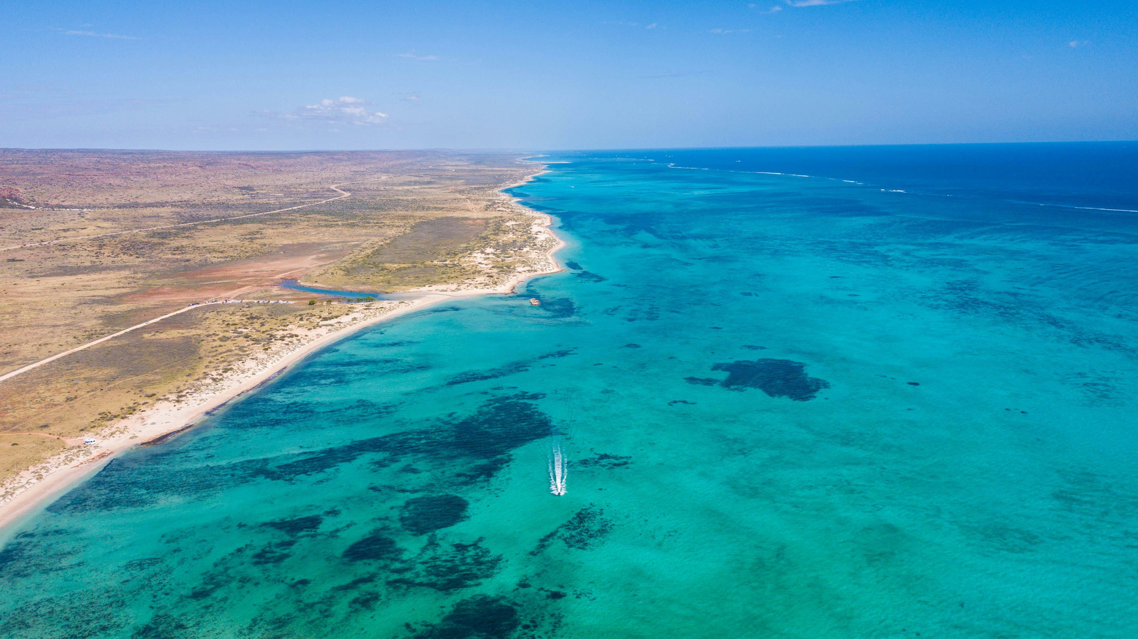 Les eaux cristallines de Ningaloo Reef bordant les côtes australiennes