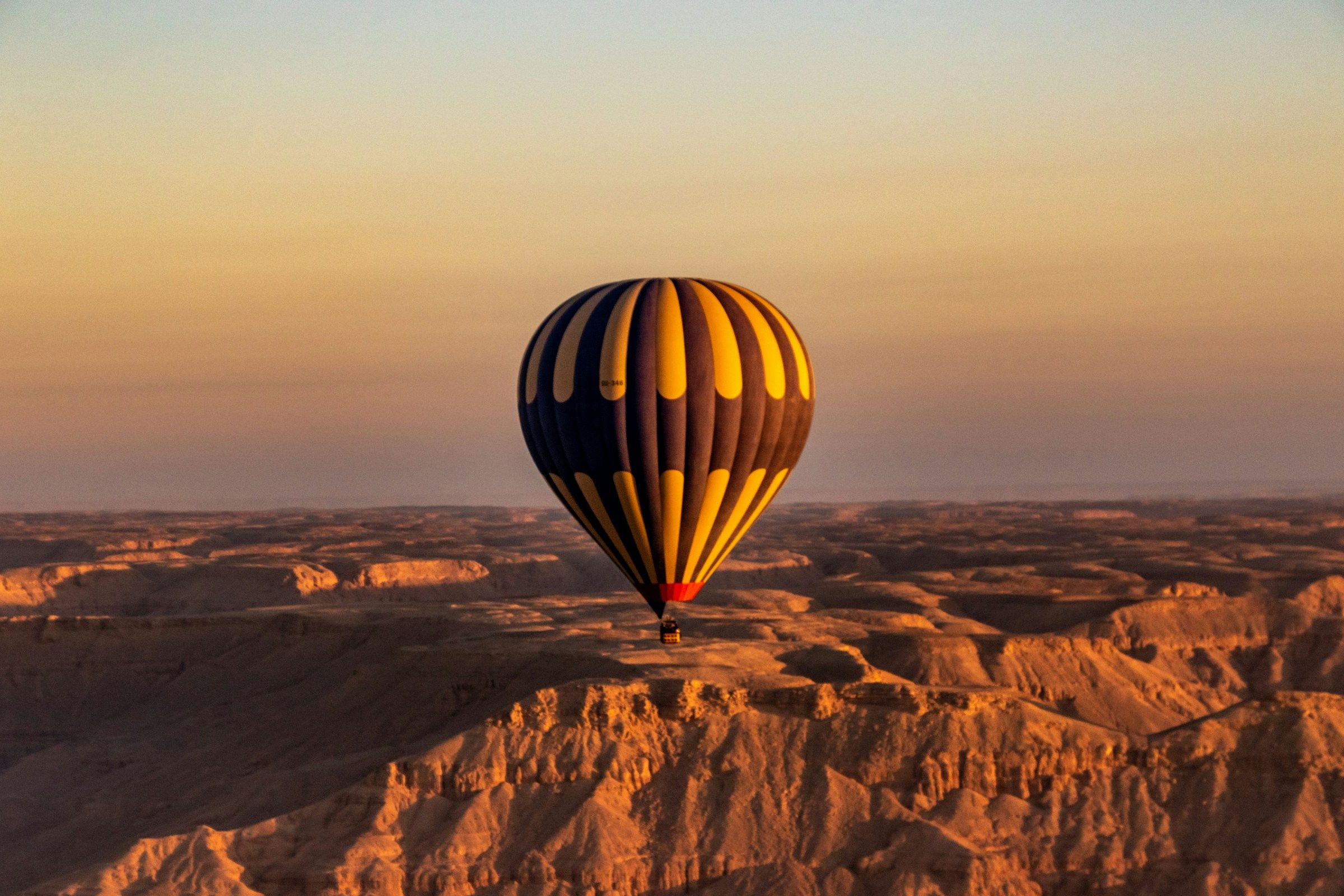 Voyage en Egypte - Montgolfière survolant les montagnes désertiques de Louxor au lever du soleil