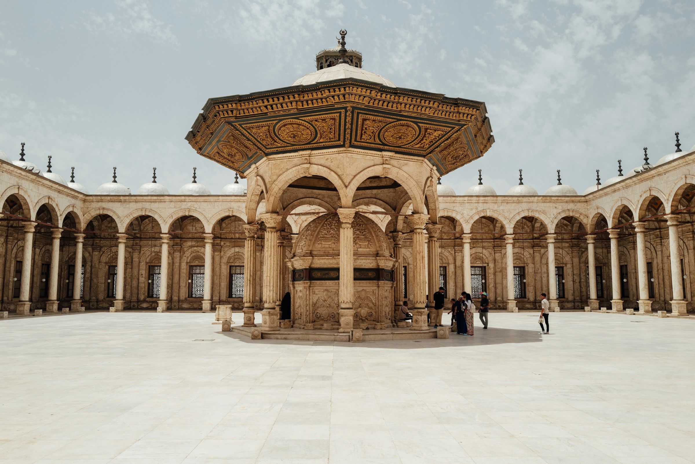 Voyage en Egypte - Fontaine d'ablutions sous un pavillon orné dans la cour d'une mosquée à colonnades