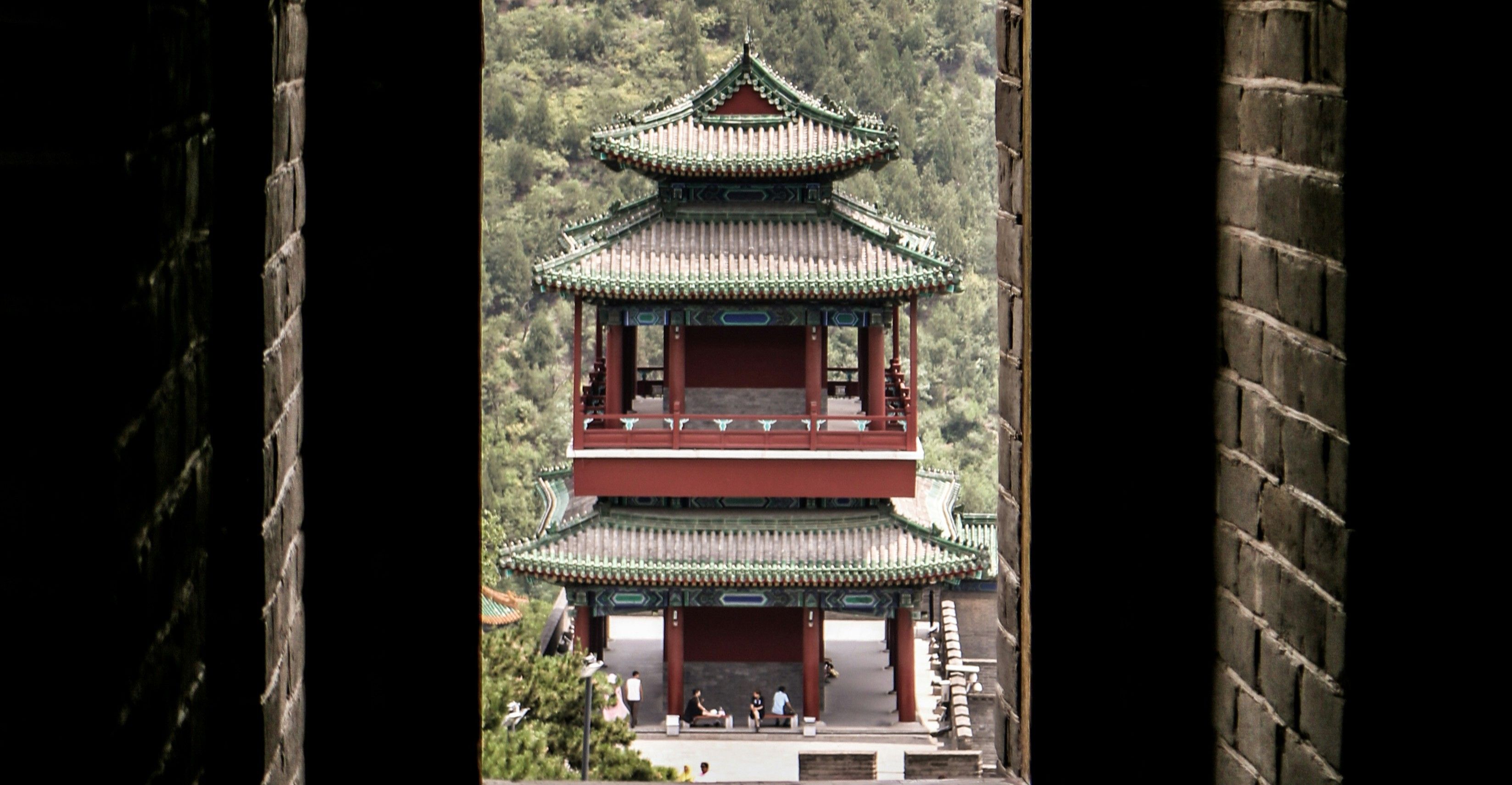 Pagode traditionnelle chinoise encadrée par une fenêtre de pierres