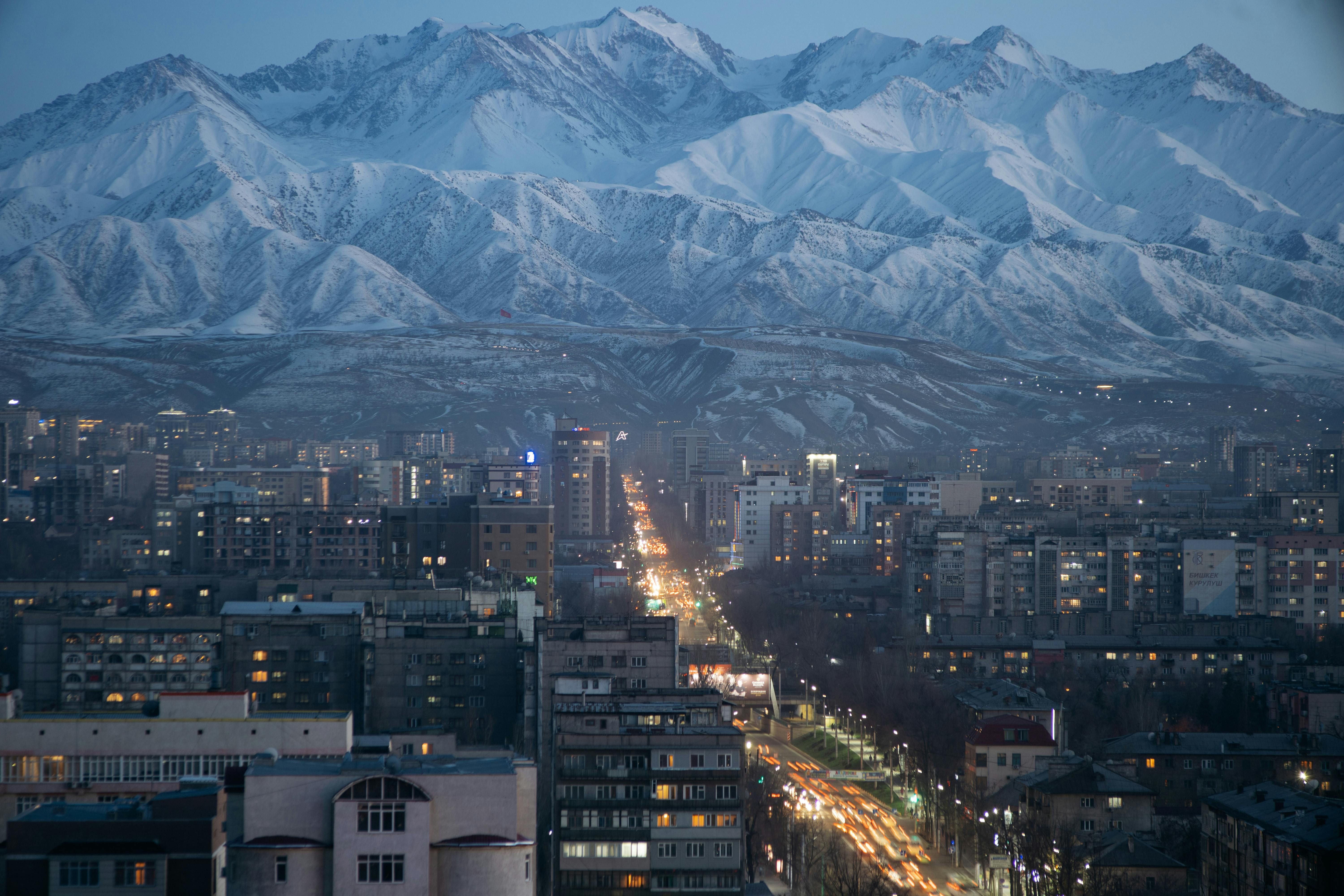 Bishkek : ville au premier plan et montagnes enneigées à l'arrière plan