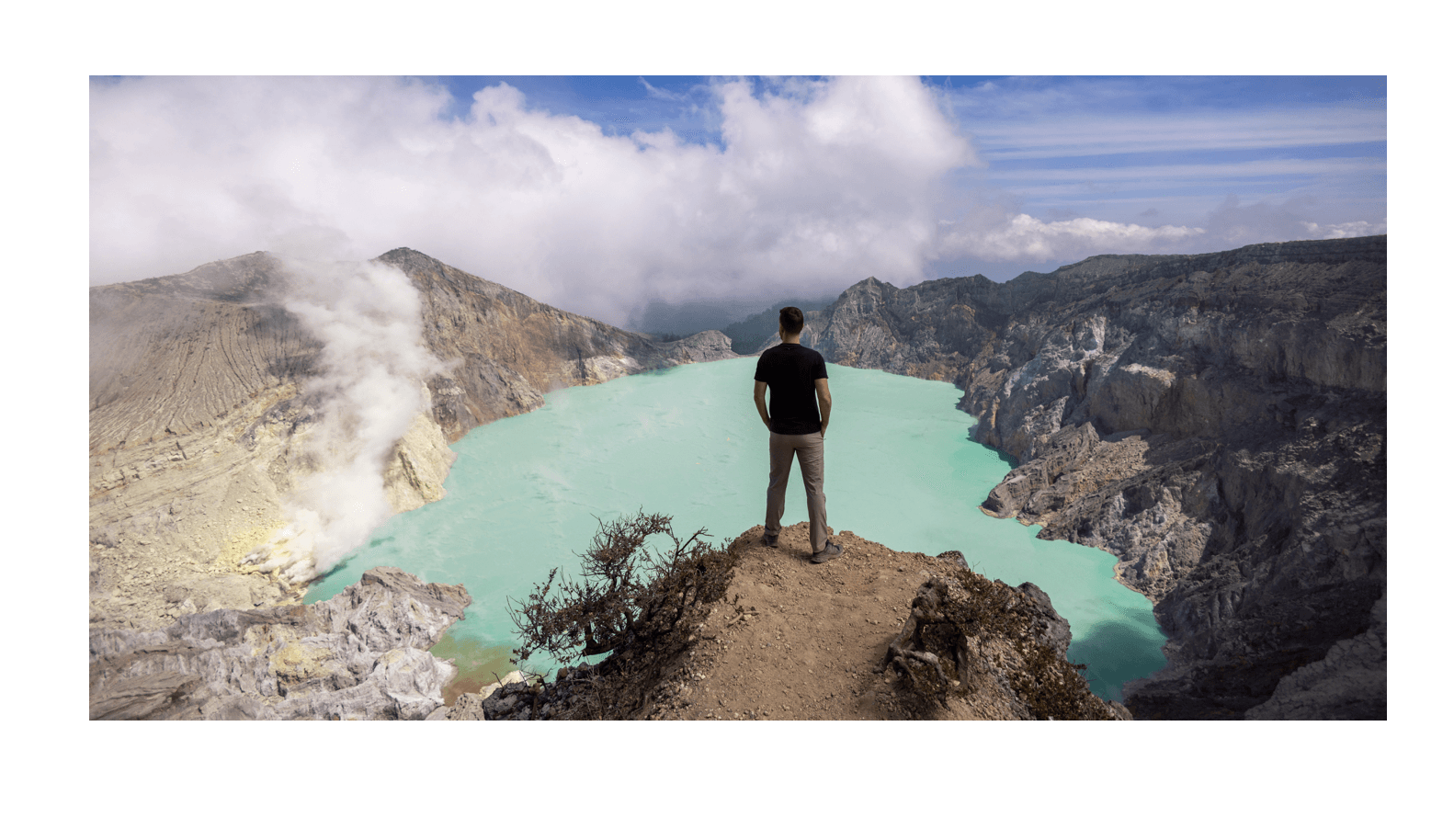 Voyage en Indonésie - paysage extraterrestre et lunaire d'Ijen, fenêtre directe sur les entrailles de la Terre