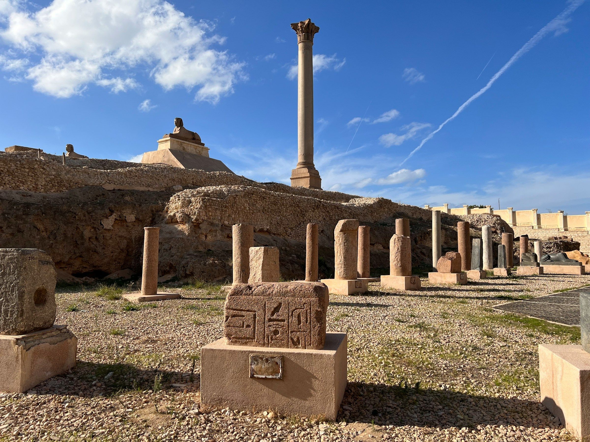 Voyage en Egypte - Vue sur la colonne de Pompée d'Alexandrie