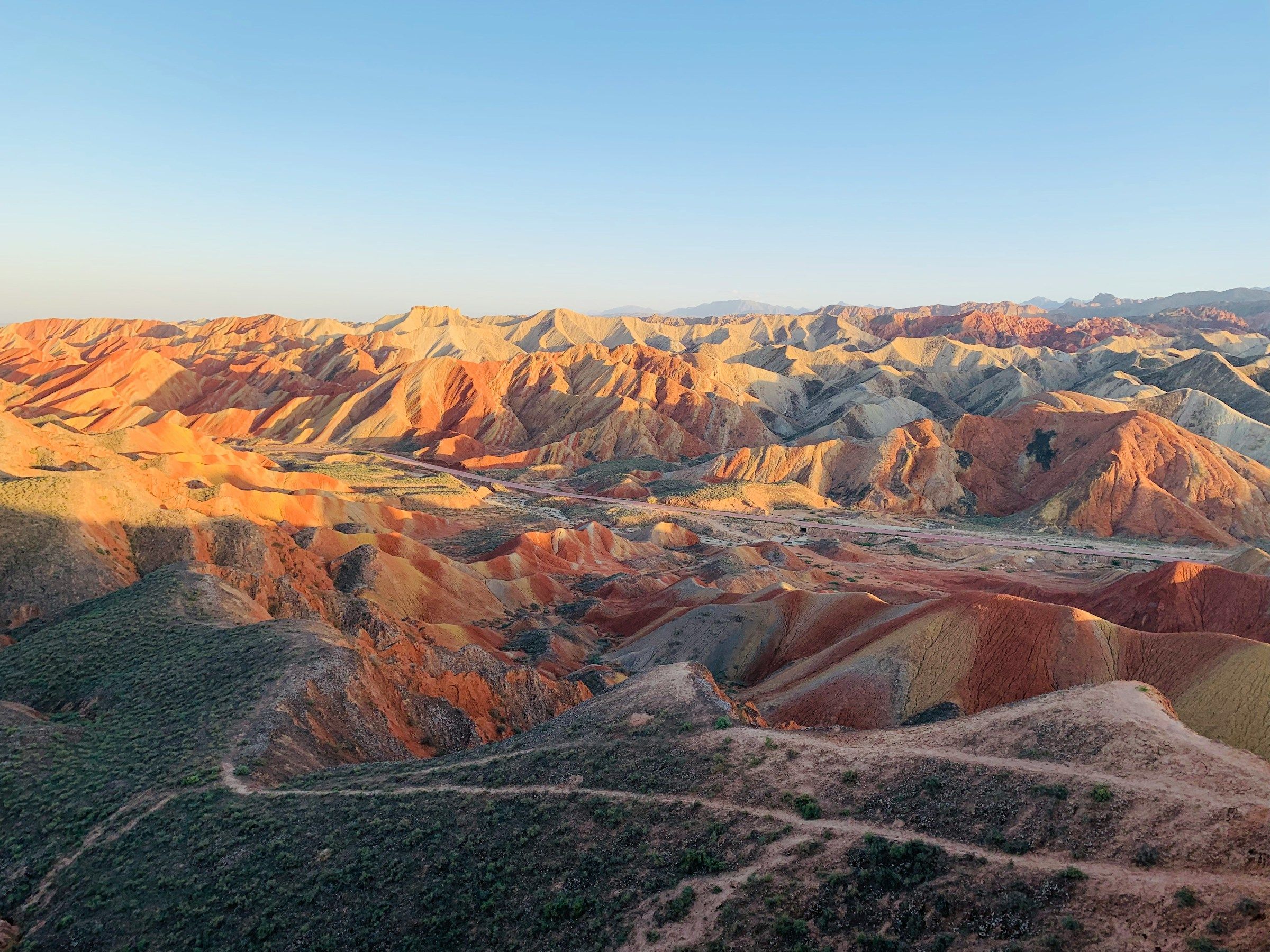 Vue panoramique sur les montagnes arc-en-ciel de Zhangye