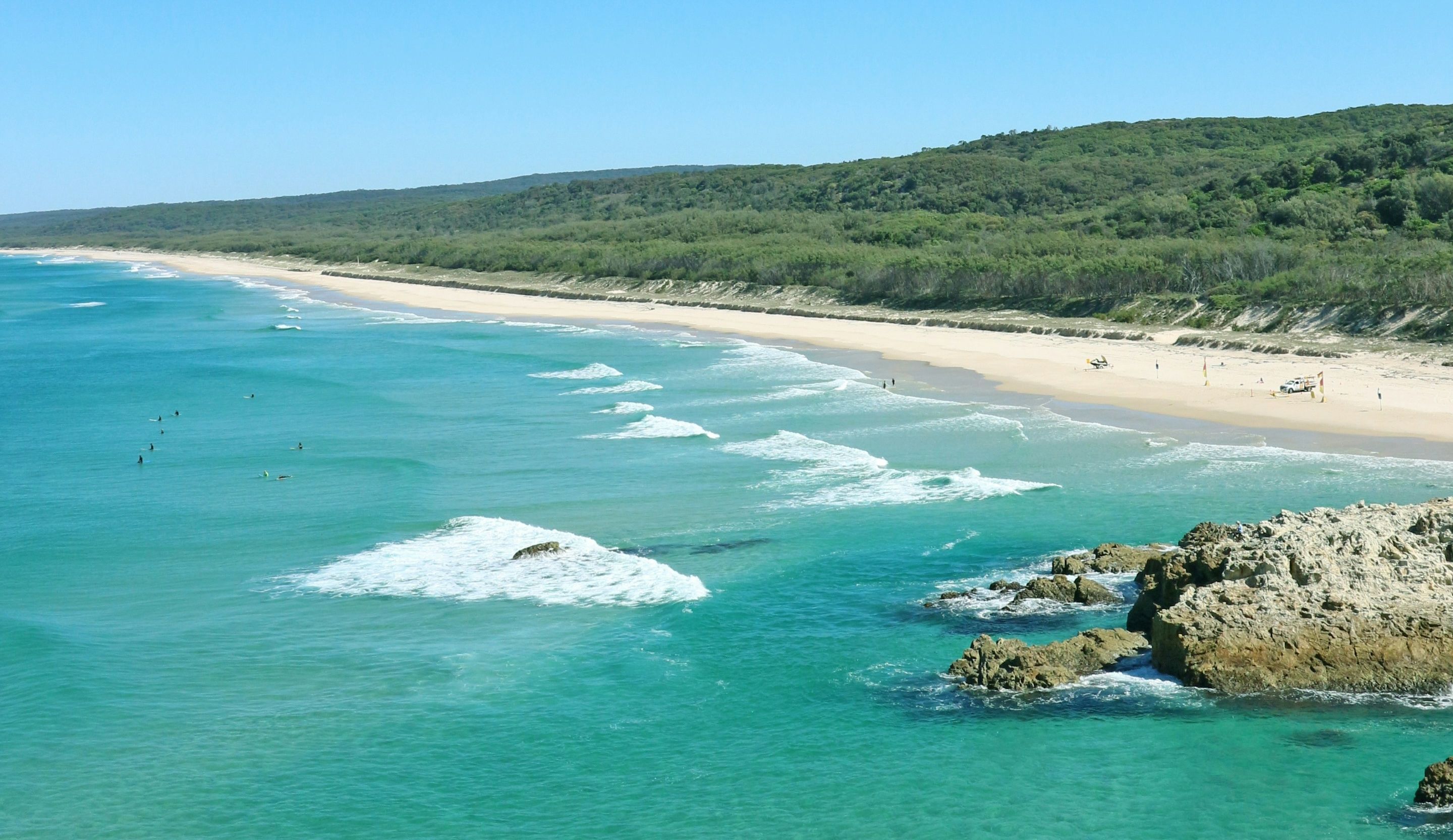 Voyage en Australie - Rivage sauvage bordé par une mer turquoise et une forêt dense à Stradbroke Island Rivage sauvage bordé par une mer turquoise et une forêt dense à Stradbroke Island