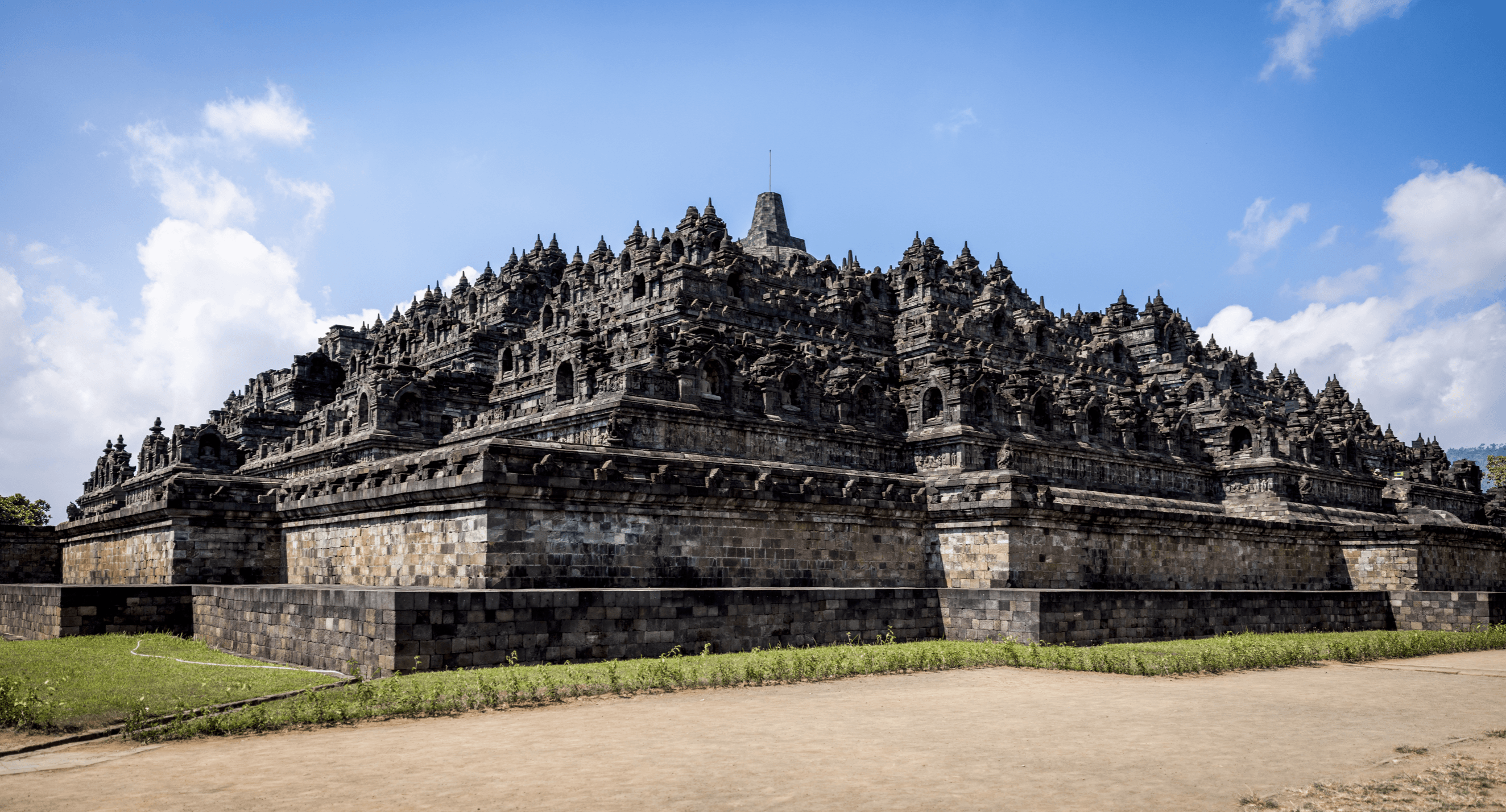 Voyage en Indonésie - panorama du temple de Borobudur à Java, vu depuis sa base Voyage en Indonésie - panorama du temple de Borobudur à Java, vu depuis sa base