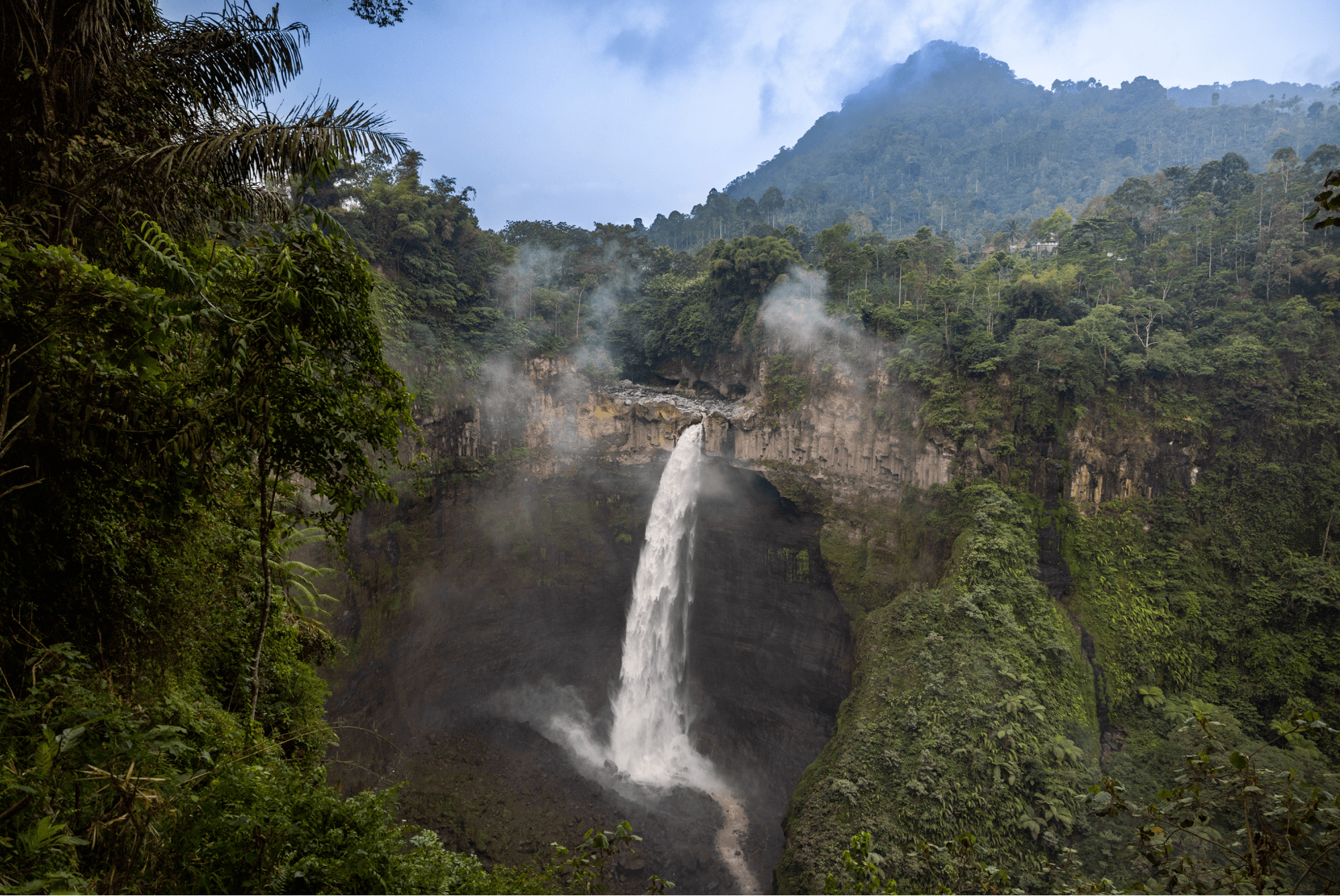 Voyage en Indonésie - Coban Sriti et sa chute d'eau de 100 mètres dans un canyon verdoyant