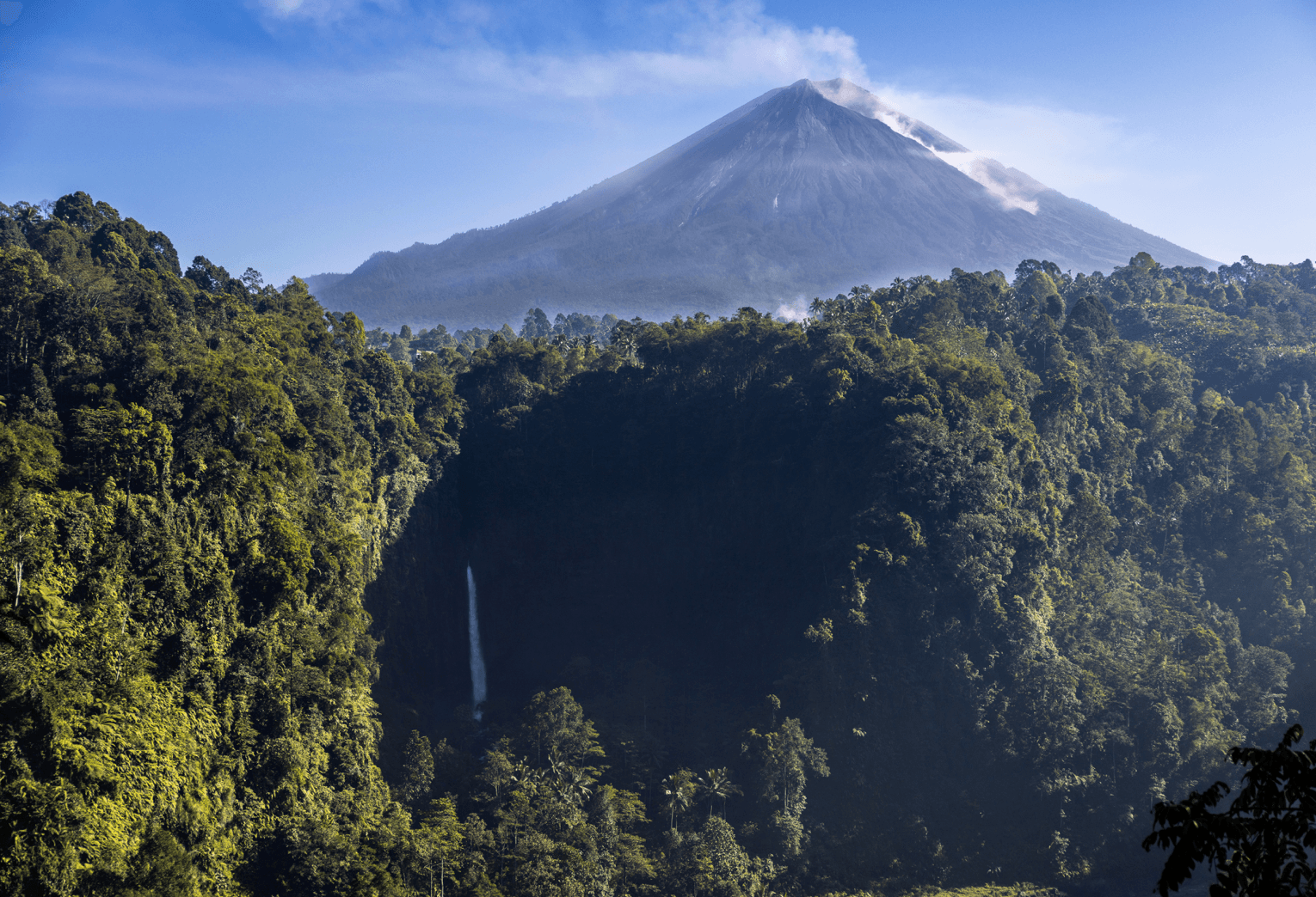 Voyage en Indonésie - Cascade Kapas Biru avec Mont Semeru couronné de fumée en arrière-plan