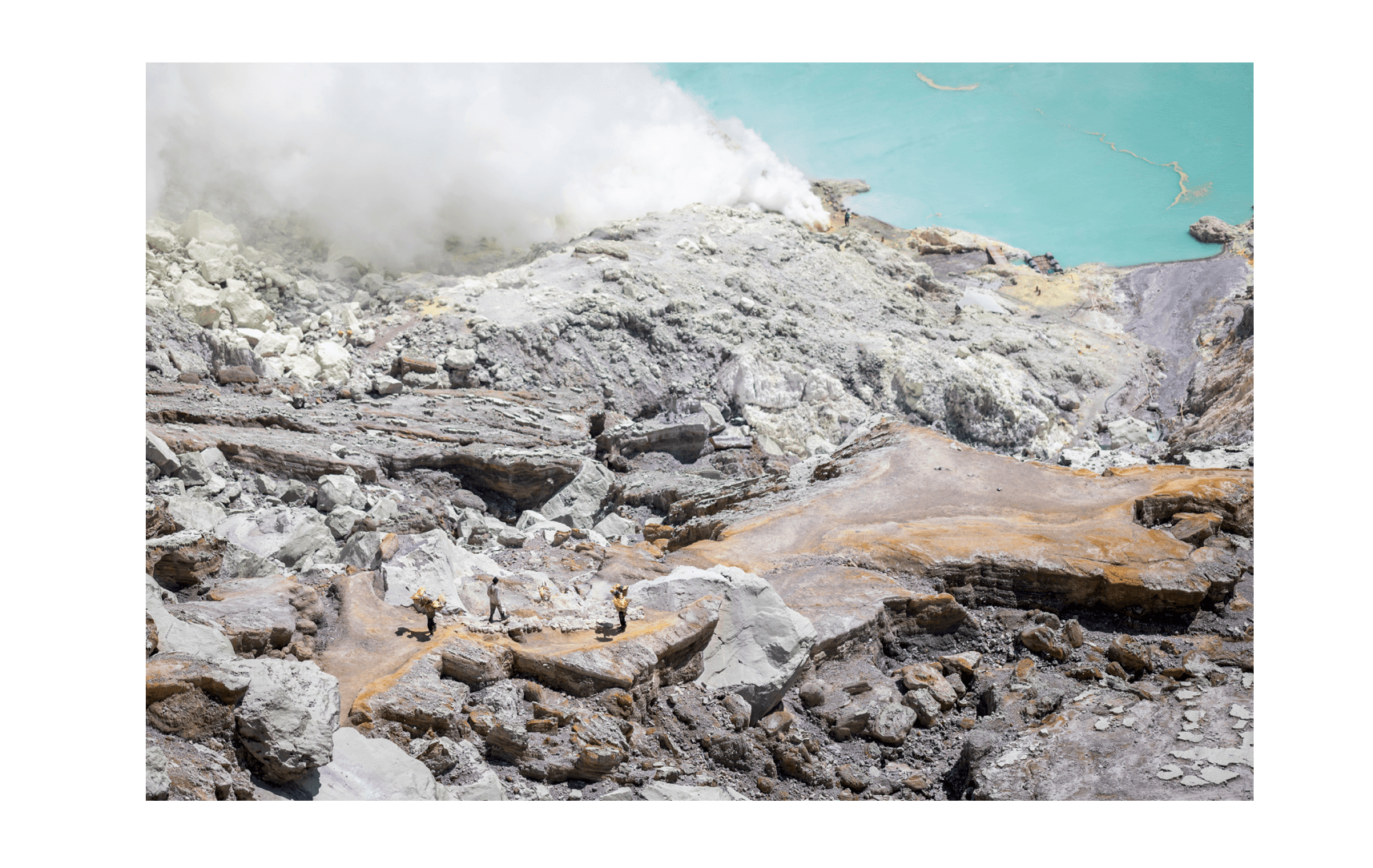 Voyage en Indonésie - fumerolles condensant le soufre jaune à Kawah Ijen Voyage en Indonésie - fumerolles condensant le soufre jaune à Kawah Ijen