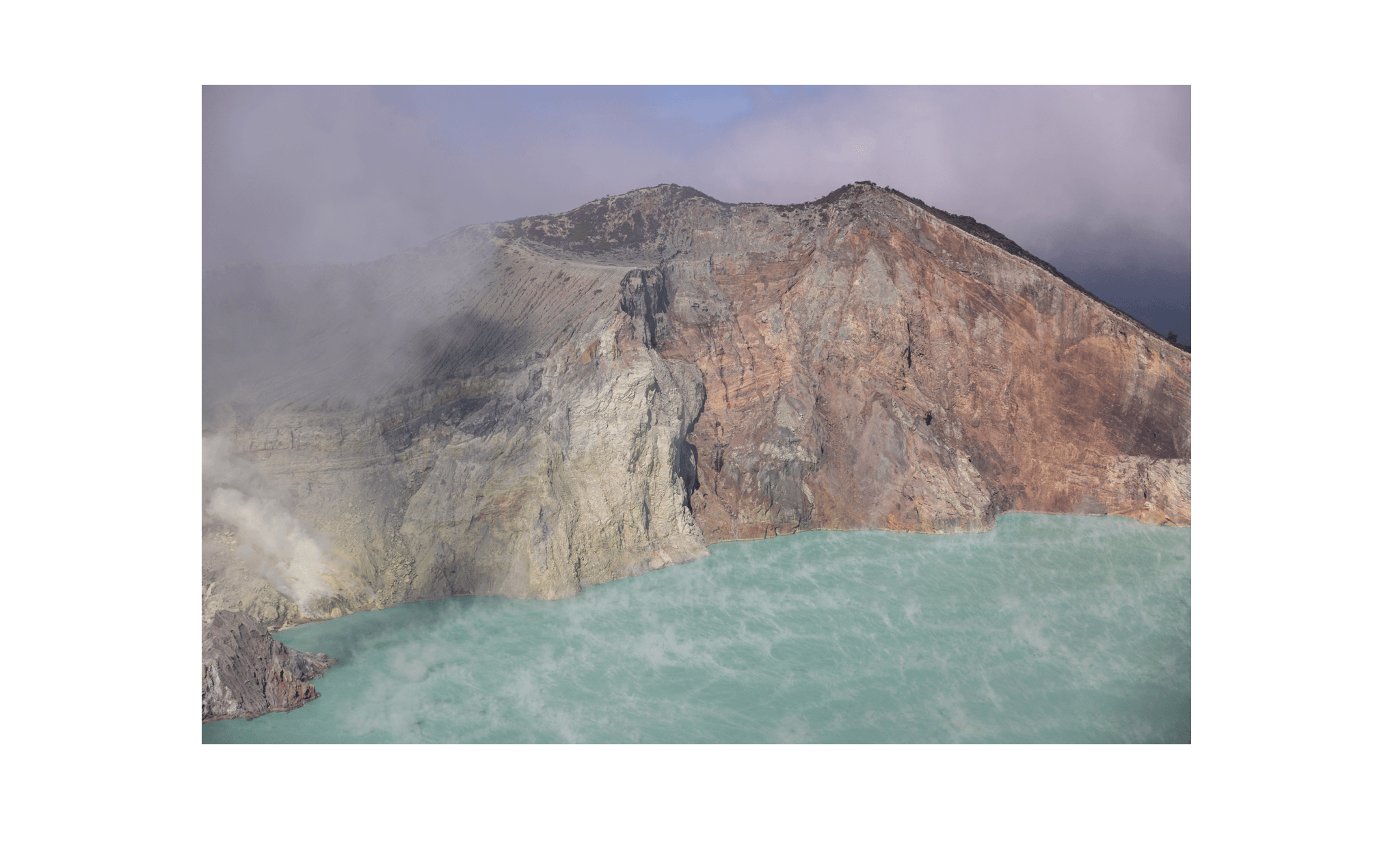 Voyage en Indonésie - fumerolles blanches s’élevant le long des parois du cratère d’Ijen Voyage en Indonésie - fumerolles blanches s’élevant le long des parois du cratère d’Ijen