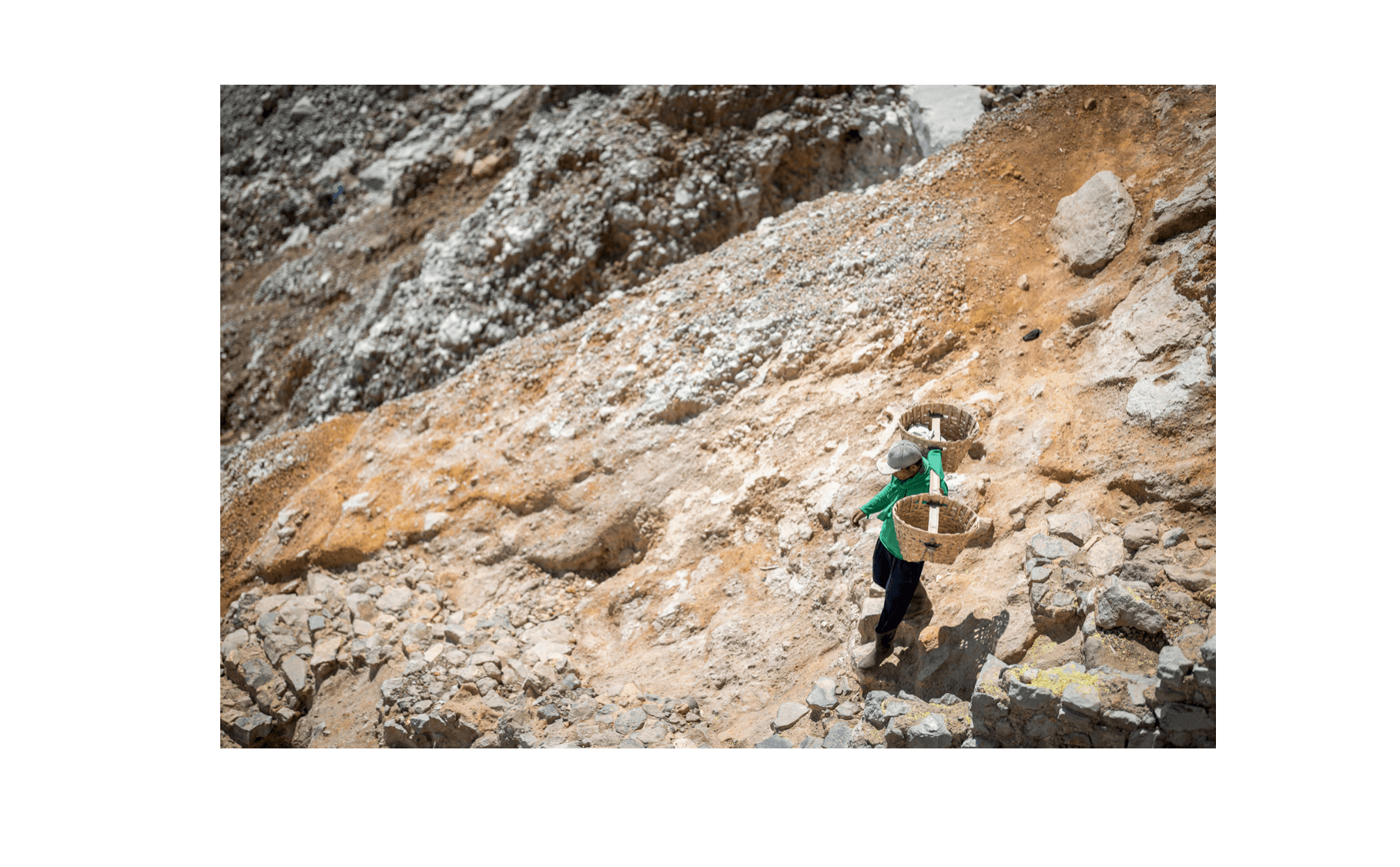 Voyage en Indonésie - piste étroite et glissante descendant vers la zone de la mine au Mont Ijen Voyage en Indonésie - piste étroite et glissante descendant vers la zone de la mine au Mont Ijen