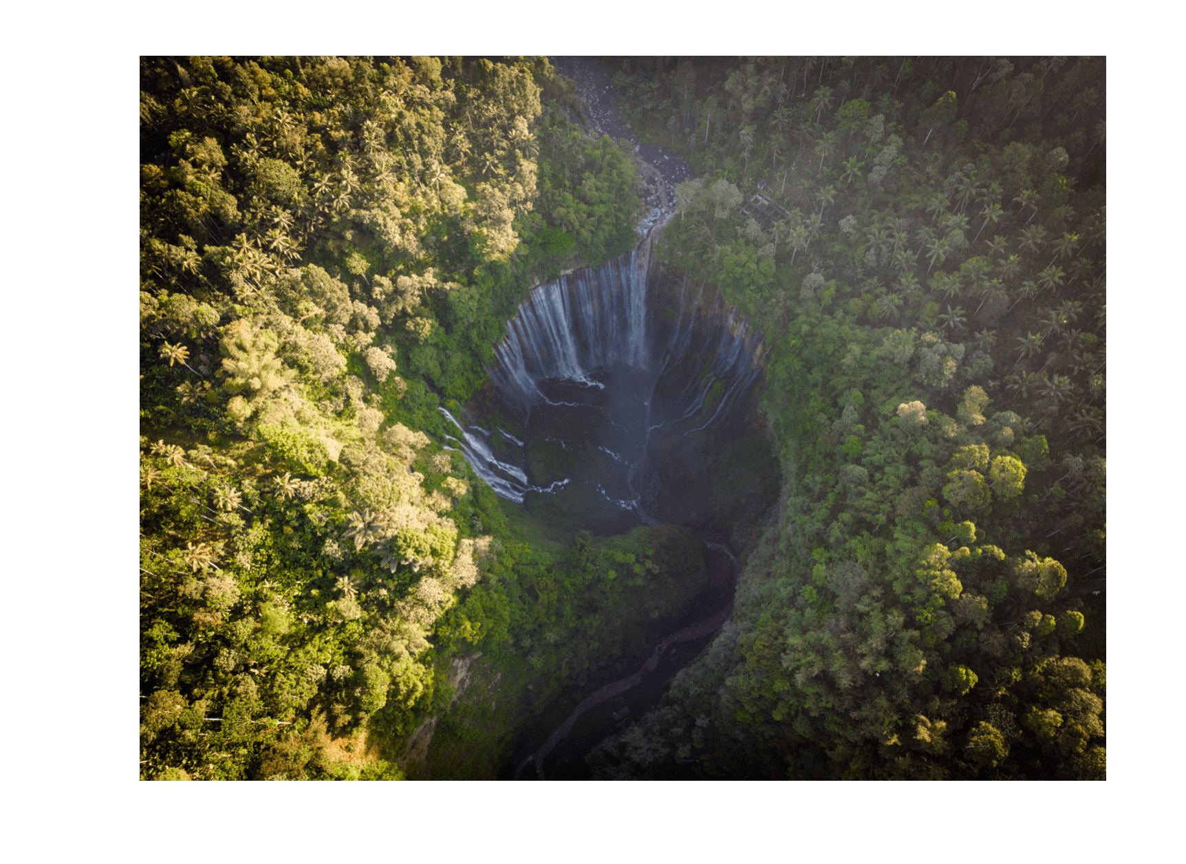 Voyage en Indonésie - vue aérienne des parois verticales du canyon se refermant à l'approche de Tumpak Sewu Voyage en Indonésie - vue aérienne des parois verticales du canyon se refermant à l'approche de Tumpak Sewu