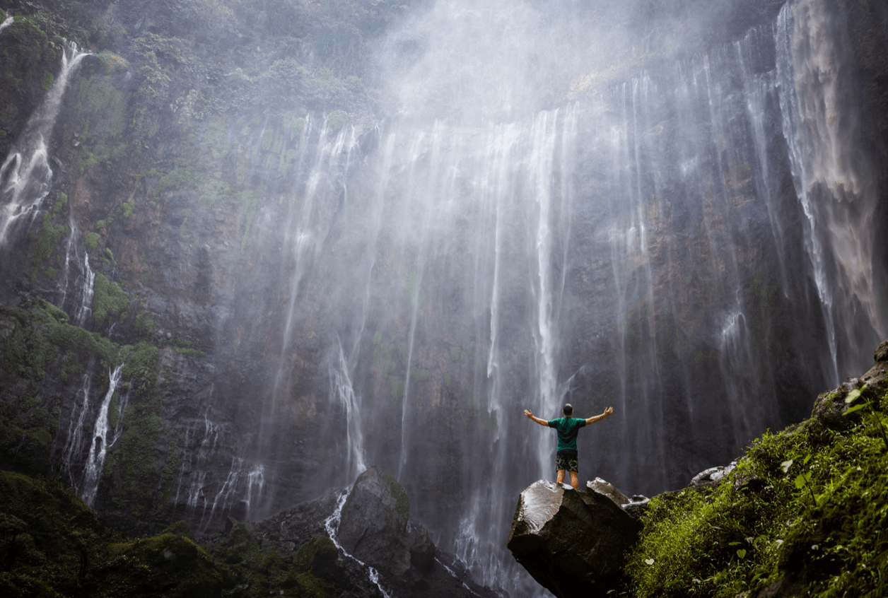 Voyage en Indonésie - Au pied de la cascade Tumpak Sewu, énergie brute de la nature submergeant