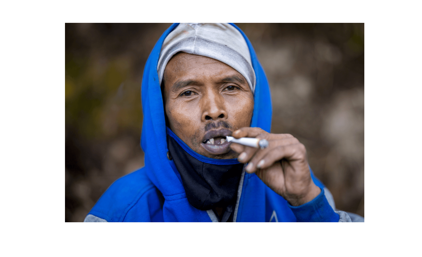 Voyage en Indonésie - portrait d'un porteur de soufre sur le Mont Ijen, fumant une cigarette Voyage en Indonésie - portrait d'un porteur de soufre sur le Mont Ijen, fumant une cigarette