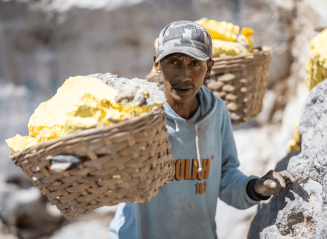 Voyage en Indonésie - Portrait d'un porteur de soufre descendant dans le cratère hostile d'Ijen pour extraction