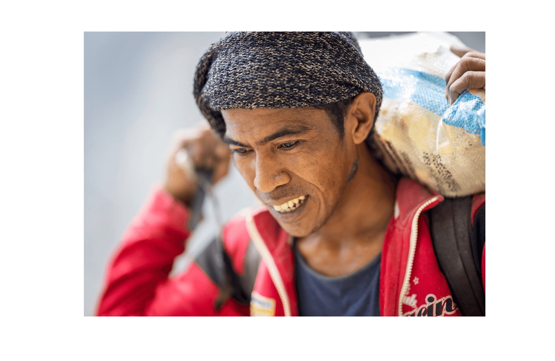 Voyage en Indonésie - autre portrait d'un porteur de soufre du Mont Ijen, sur l'île de Java Voyage en Indonésie - autre portrait d'un porteur de soufre du Mont Ijen, sur l'île de Java en Indonésie