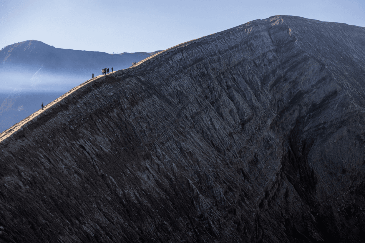 Voyage en Indonésie - sentiment de se sentir minuscule face à la puissance géologique du cratère Bromo