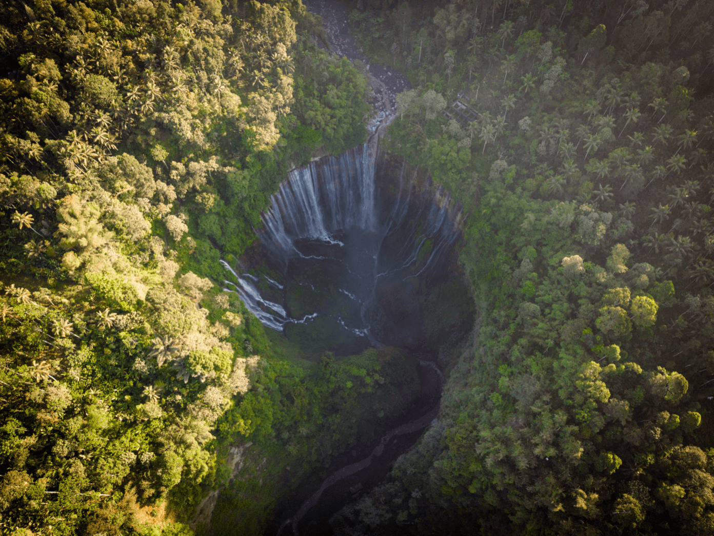 Voyage en Indonésie - Majesté de Tumpak Sewu, ici vue par drone, apparaissant dans toute sa splendeur