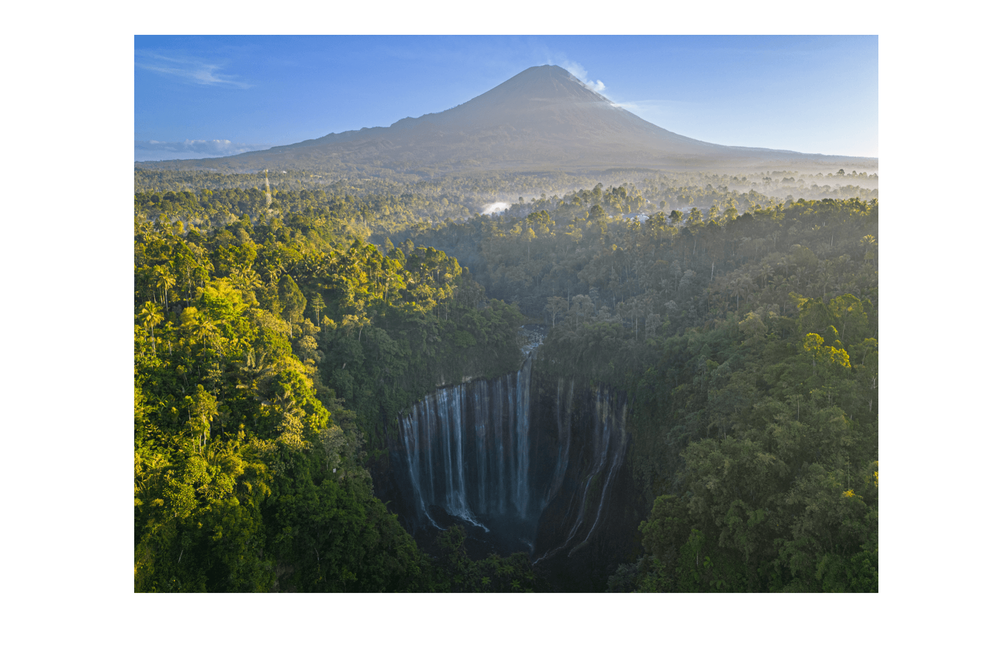 Voyage en Indonésie - vue aérienne de l'amphithéâtre aquatique de Tumpak Sewu avec le volcan en toile de fond Voyage en Indonésie - Tumpak Sewu vue aérienne de l'amphithéâtre aquatique de 120 mètres avec le volcan en toile de fond