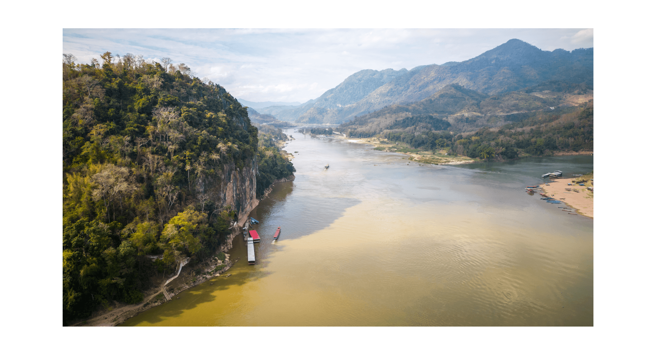 Voyage au Laos - entrée de Tham Ting surplombant le Mékong avec statues de Bouddha