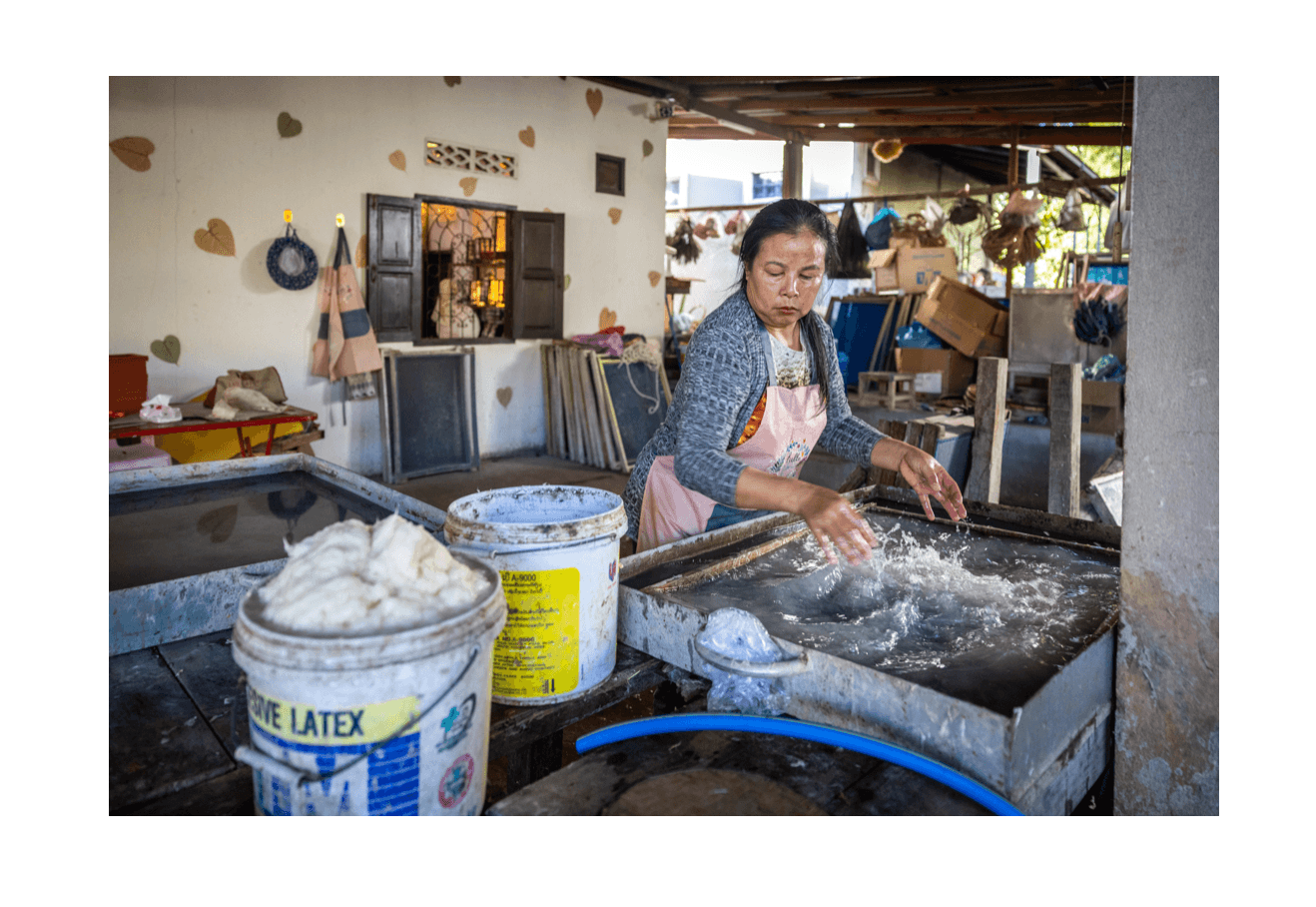 Voyage au Laos - écorce fibreuse en trempage dans l'eau douce puis battue sur pierre plate avec maillet