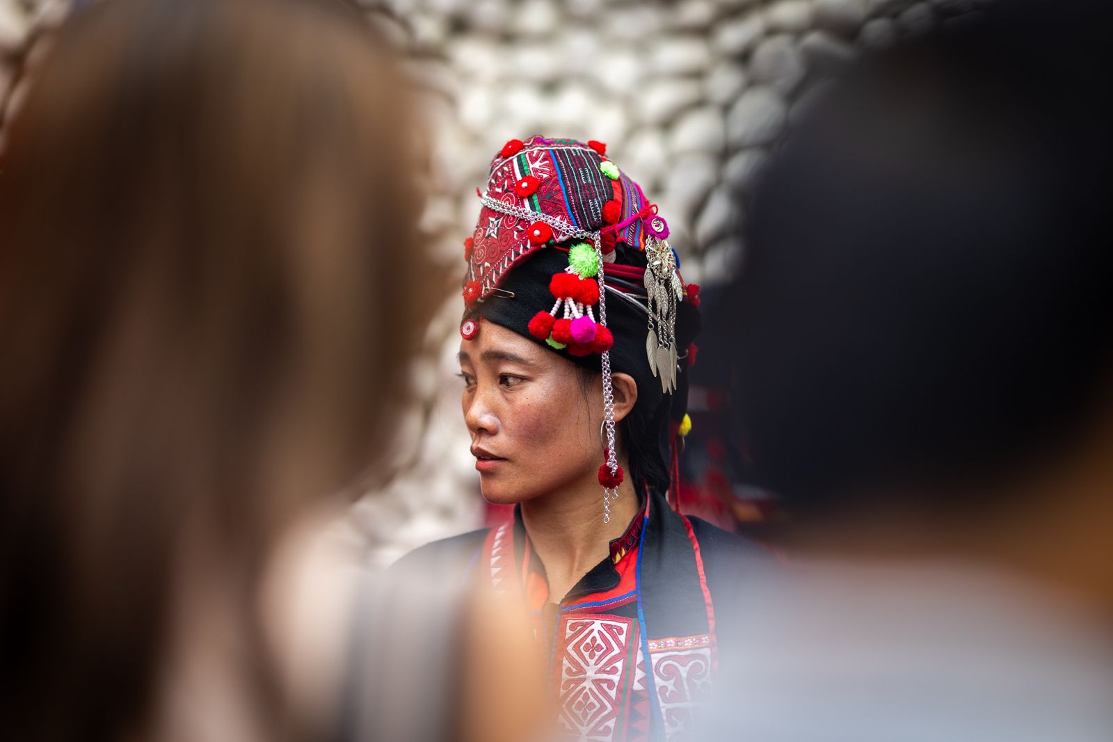 Voyage au Laos - femme de l'ethnie Oma portant vêtement traditionnel indigo de Phongsaly