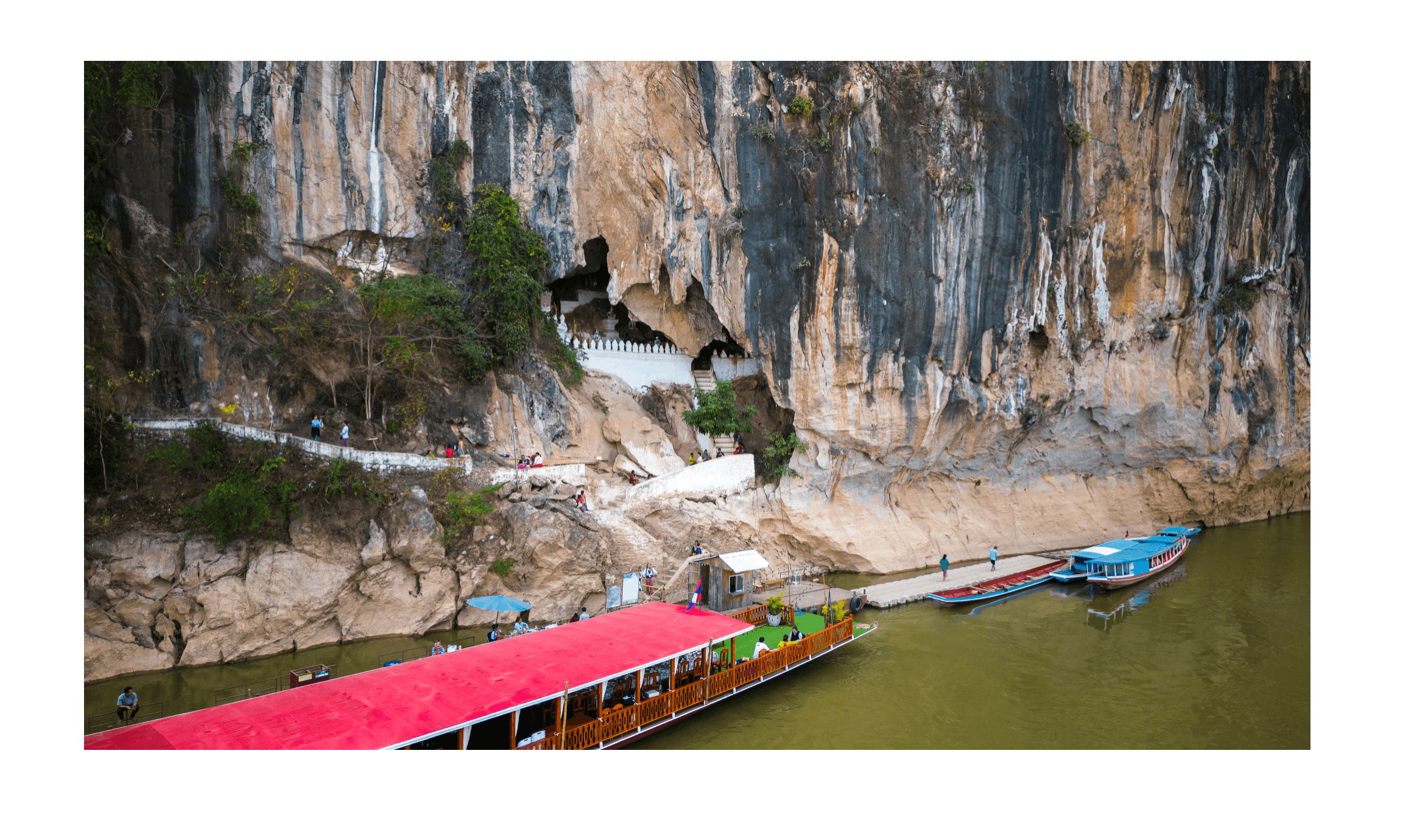 Voyage au Laos - bateaux descendant le Mékong vers les grottes de Pak Ou