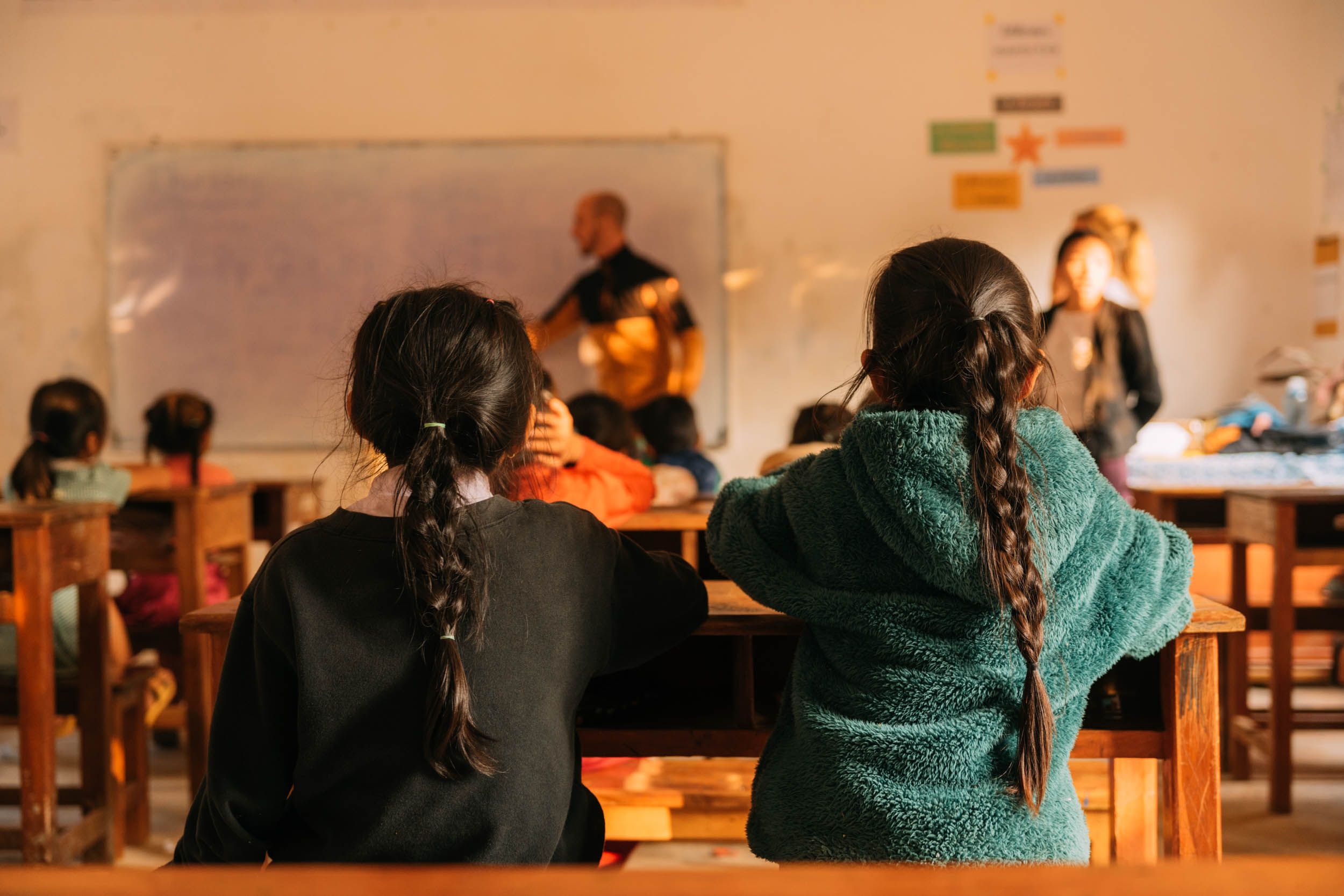 Voyage au Laos - classe d'enfants suivant les cours d'anglais après l'école avec NK Seeds