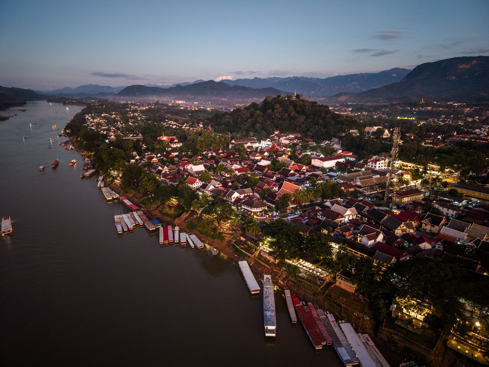 voyage-laos-mont-phousi-luang-prabang-drone-shanti-travel.jpg