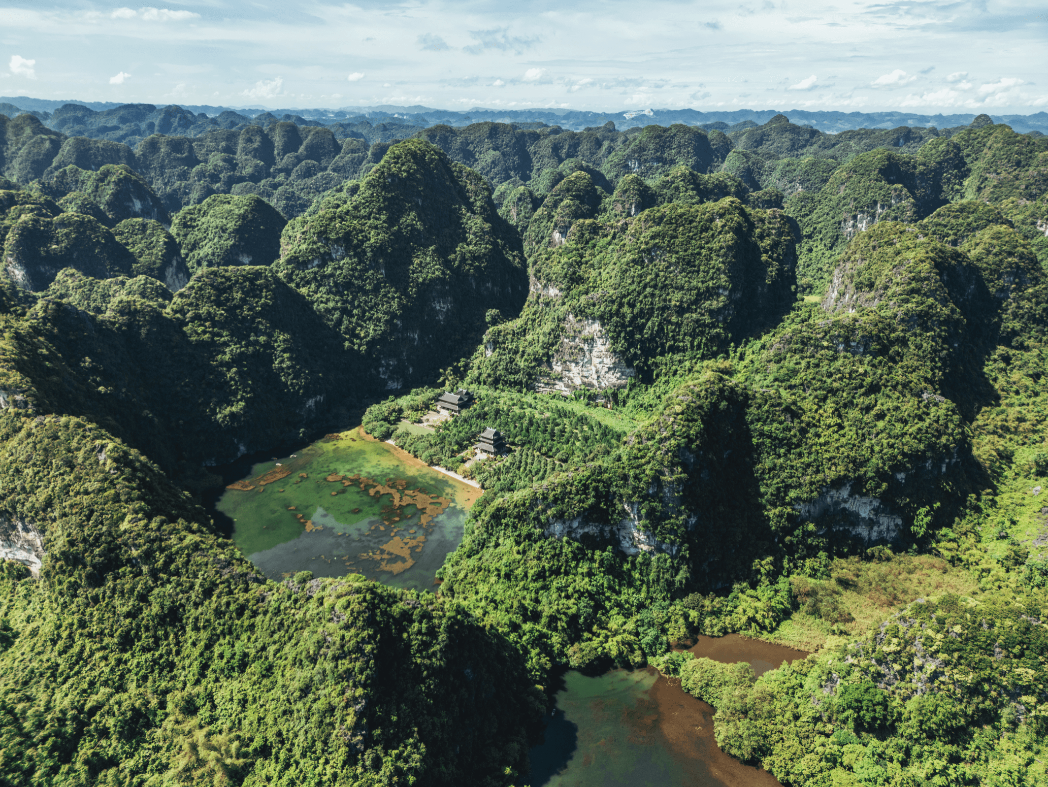 Voyage au Vietnam - Baie d'Halong terrestre à Ninh Binh avec pitons calcaires surgissant des rizières
