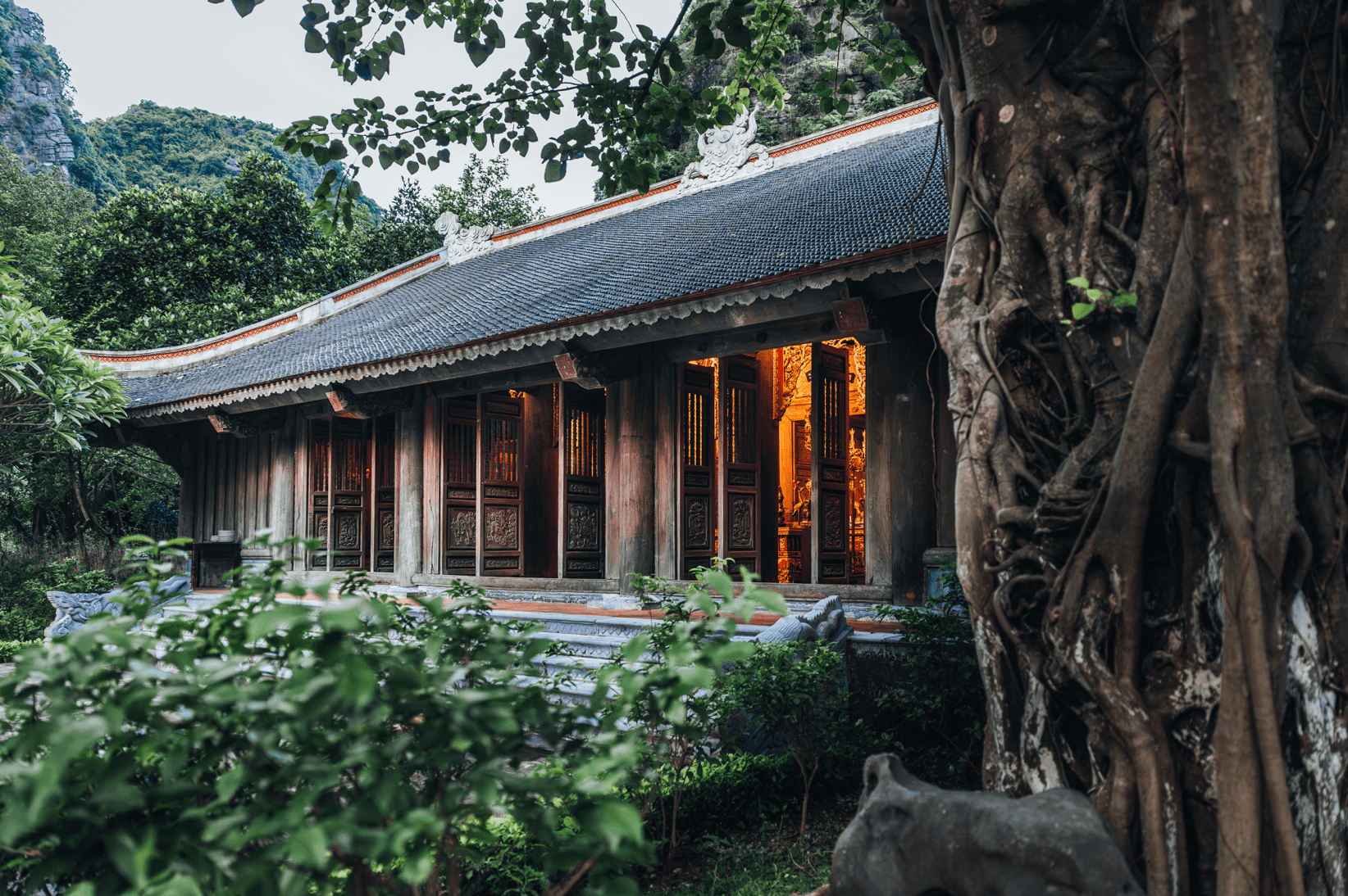 Voyage au Vietnam - L'un des temples de Trang An, dans la Baie d'Halong terrestre au Vietnam